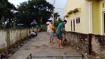 Diguyur Hujan, Warga Gang Sehati Tetap Semangat Gotong Royong Perbaiki Jalan