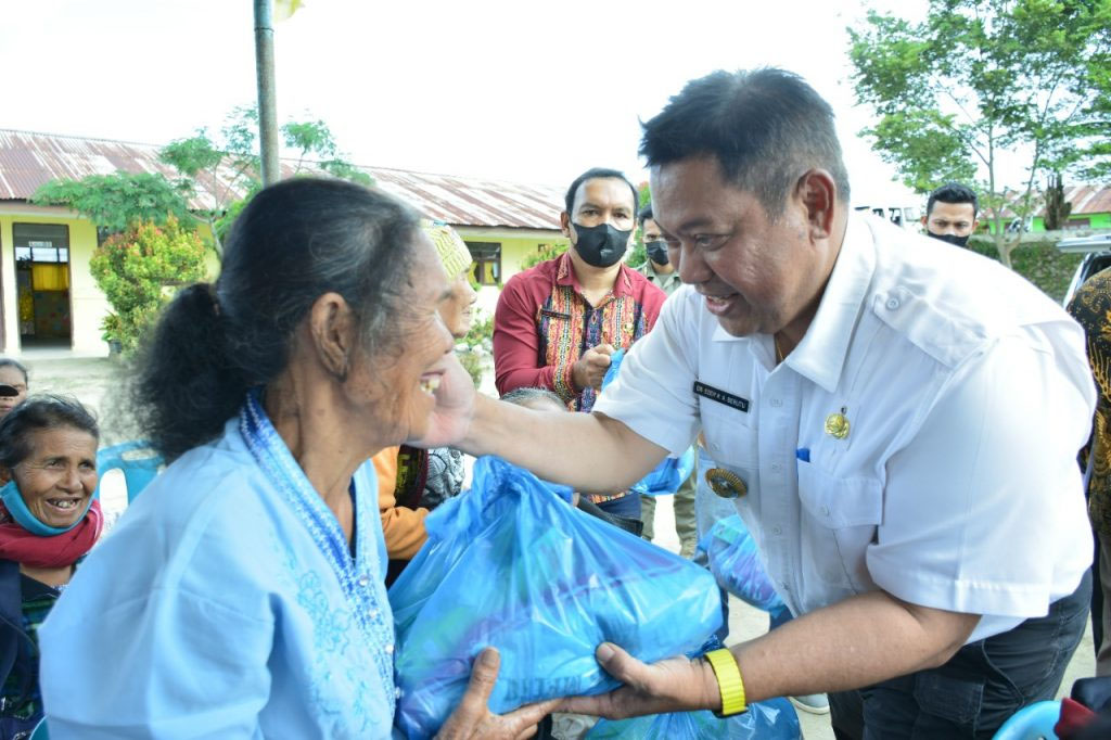 Pemkab Dairi Salurkan 4500 Paket Sembako Ke Warga Kurang Mampu