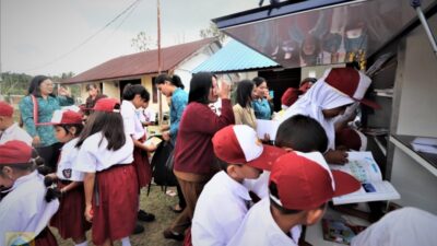 Siswa Siswi SD Lae Trondi Serbu Gerobak Baca