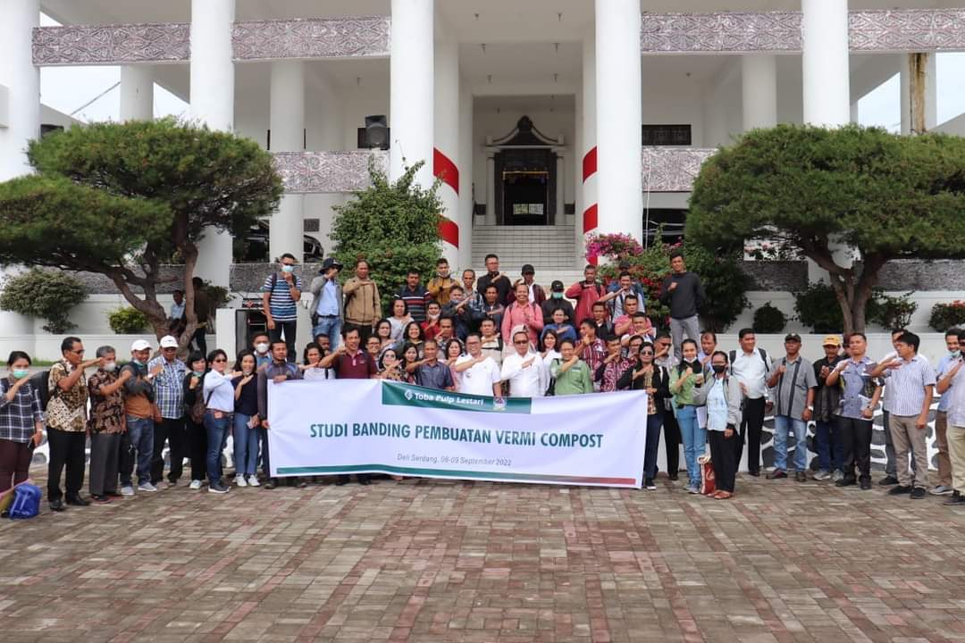 Bupati Toba Memberangkatkan 60 Peserta Studi Banding Pembuatan Vermicompost ke Deli Serdang