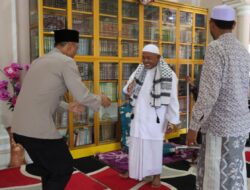 Jelang Muzakarah Ulama se-Aceh Ke-XI, AKBP Andy Rahmansyah Jalin Silaturahmi dengan Pimpinan Dayah Bustanul Huda dan Berikan Bantuan  