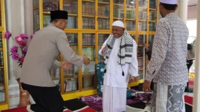 Jelang Muzakarah Ulama se-Aceh Ke-XI, AKBP Andy Rahmansyah Jalin Silaturahmi dengan Pimpinan Dayah Bustanul Huda dan Berikan Bantuan  