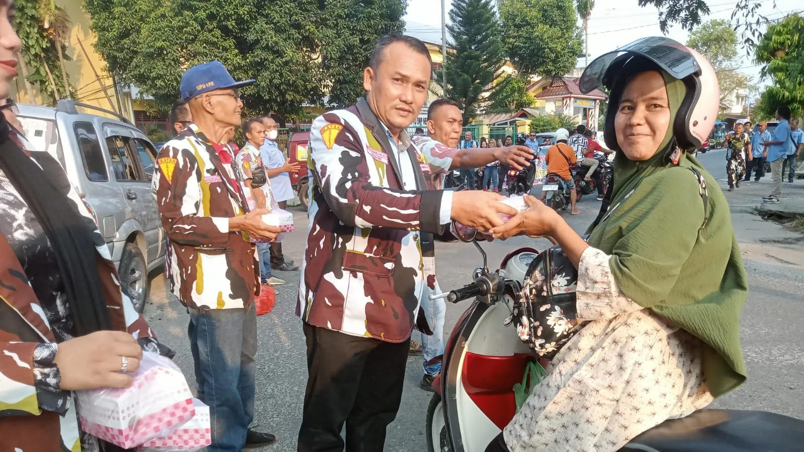 DPD IPK Kota Pematang Siantar Bagikan Ribuan Paket Takjil Kepada Warga dan Pengendara Yang Melintas