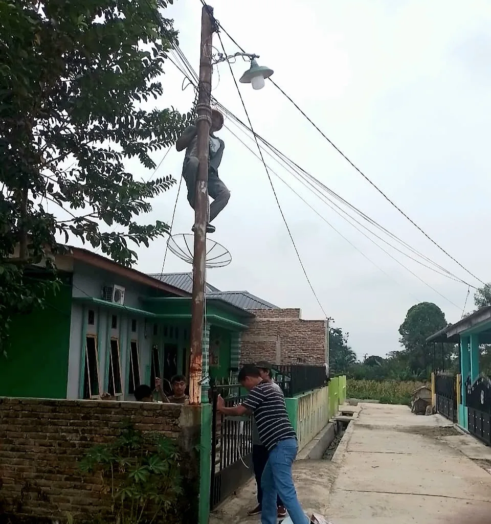 Jhon M Purba Anggota DPRD Kabupaten Simalungun Fraksi PDIP Bantu Penerangan Lampu Jalan