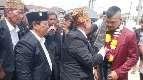 Tor Tor Parahot Sambut Jeka Saragih, Partuha Maujana Simalungun dan Bankom Raya Simalungun Sematkan Hiou dan Gotong