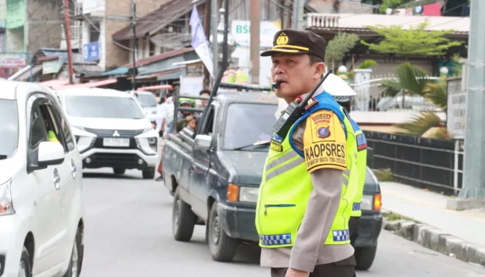 Operasi Lilin Toba-2023 Berjalan Lancar, Polres Simalungun Jaga Kamseltibcarlantas di Pantai Bebas Parapat