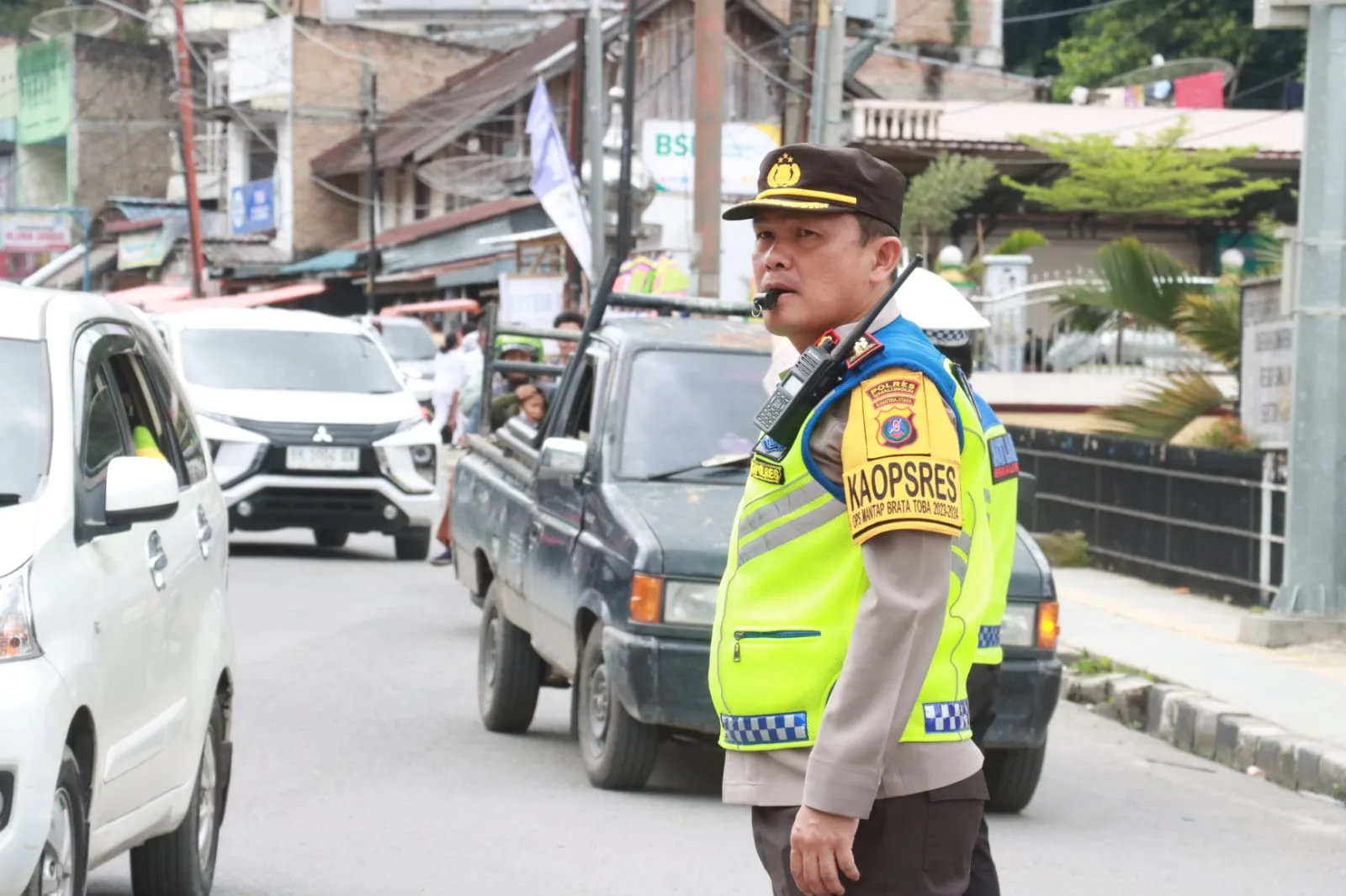 Operasi Lilin Toba-2023 Berjalan Lancar, Polres Simalungun Jaga Kamseltibcarlantas di Pantai Bebas Parapat