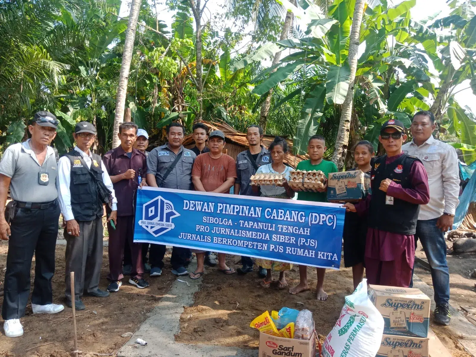 DPC PJS Sibolga-Tapteng Berikan Bantuan Kepada Korban Rumah Ambruk