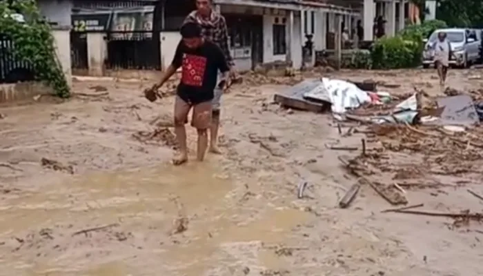 Warga Terdampak Banjir Bandang Sumbar Masih Terisolasi