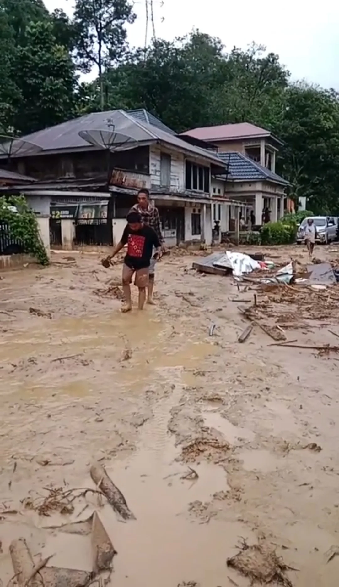 Warga Terdampak Banjir Bandang Sumbar Masih Terisolasi