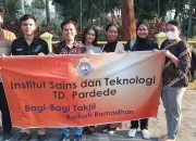 Tebar Kebaikan, Mahasiswa dan Dosen Institut Sains Dan Teknologi TD. Pardede Bagikan Ratusan Paket Takjil