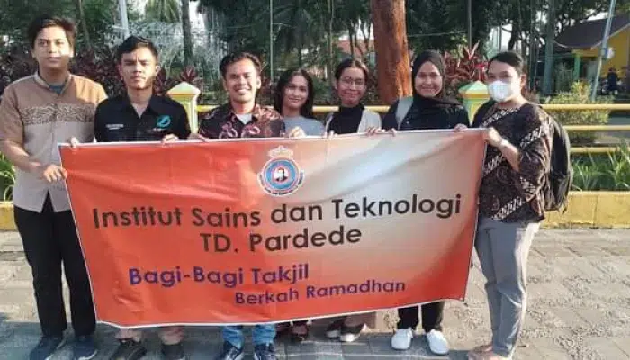 Tebar Kebaikan, Mahasiswa dan Dosen Institut Sains Dan Teknologi TD. Pardede Bagikan Ratusan Paket Takjil