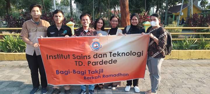 Tebar Kebaikan, Mahasiswa dan Dosen Institut Sains Dan Teknologi TD. Pardede Bagikan Ratusan Paket Takjil