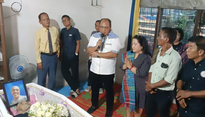 Melayat Kerumah Warga, Bistok Jadi Perhatian