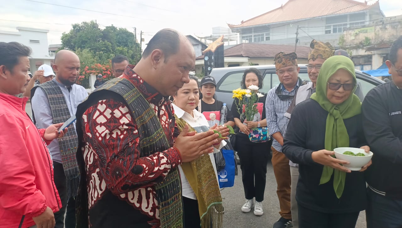 Bistok Richard Lumbantobing Ziarah Ke Makam Raja Siantar