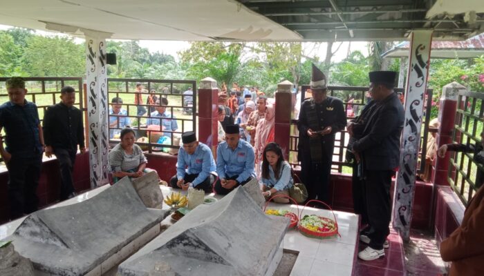 Calon Bupati Dr.H.Anton Achmad sarigih dan Calon Wakil Benny Gusman Sinaga Ijin ke Raja Tanah Jawa