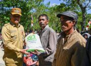 Bupati Humbahas Salurkan Bantuan Pangan Beras Cadangan Pemerintah Tahun 2025 di Kecamatan Sijamapolang