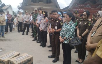 Rumahnya Dilahap si Jago Merah, 8 Keluarga Korban Kebakaran Dapatkan Bantuan dari Kajari Samosir