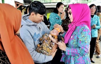 Ny. Darmawati Anton Achmad Saragih Beri Semangat Kepada Lansia, Ibu Hamil, dan Balita di Acara Kampung Keluarga Berkualitas