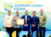Bupati Simalungun Tandatangani Deklarasi Komitmen Dukung Pengembangan Geopark dan Menerima Piagam Apresiasi Toba Caldera Unesco Global Geopark