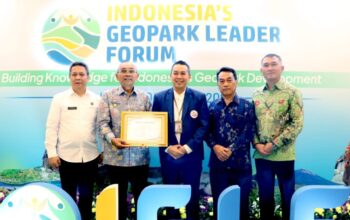 Bupati Simalungun Tandatangani Deklarasi Komitmen Dukung Pengembangan Geopark dan Menerima Piagam Apresiasi Toba Caldera Unesco Global Geopark