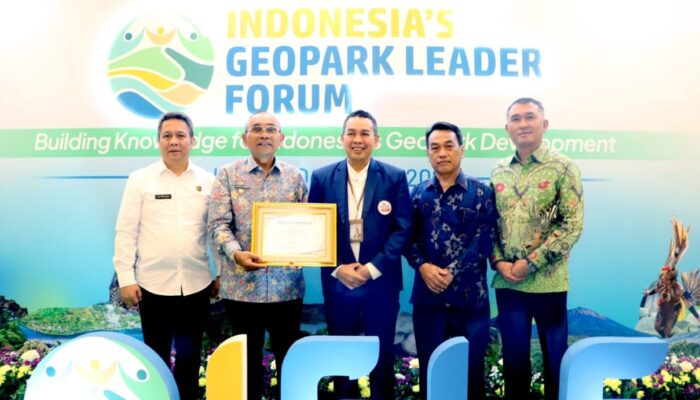 Bupati Simalungun Tandatangani Deklarasi Komitmen Dukung Pengembangan Geopark dan Menerima Piagam Apresiasi Toba Caldera Unesco Global Geopark