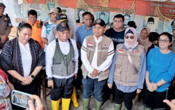 Bupati Simalungun, Dr H Anton Achmad Saragih Serahkan Bantuan Kemanusiaan Kepada Korban Bencana di Tapteng