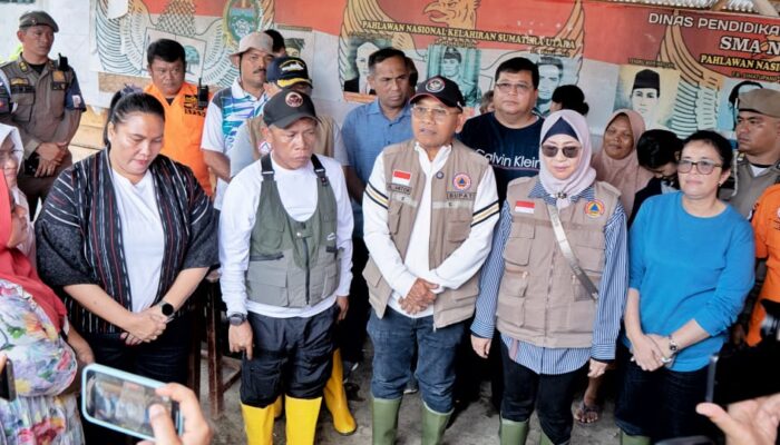 Bupati Simalungun, Dr H Anton Achmad Saragih Serahkan Bantuan Kemanusiaan Kepada Korban Bencana di Tapteng